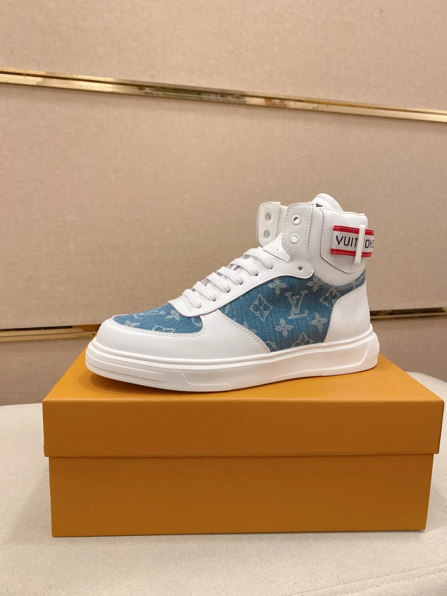 Men's shoes 400💰louis vuitton (Louis Vuitton/lv)🔍🔍The new counters are on sale at the same time. The uppers are imported from Italy. ⃣️Re-engraved🇮🇹💪💪, ⚠Sole: The original sole is specially provided by the original factory, the exclusive movable molded sole is super comfortable, ⚠Original and single goods 🔍high quality, you can enter and leave the counter at will, welcome to compare⚠. Code number: 38-44 (45/customized, non-refundable)